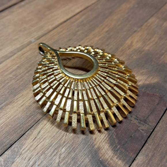 Vintage Trifari Sunburst Gold Toned Pendant - Picture 5 of 5